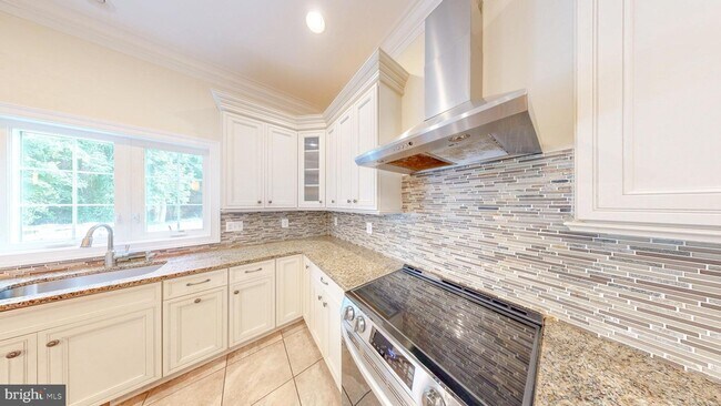 Building Photo - 6403 Earlham Dr