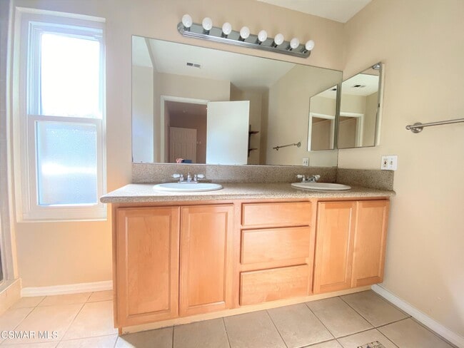 Building Photo - 850 Rim Crest Dr