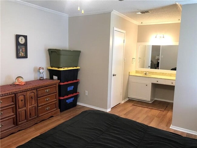 Building Photo - 5 Bedroom 3 Full Baths on the Southside