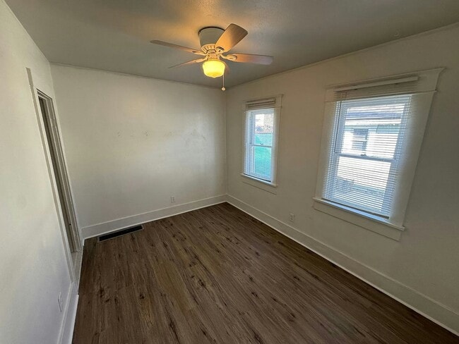 Building Photo - 715 W 6th St