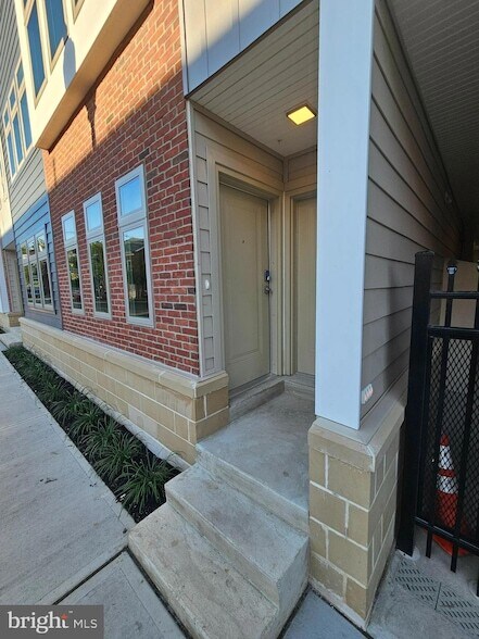 Building Photo - 200 Hamilton Ave