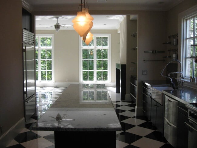 Building Photo - 4 Story Townhome in Greensboro NC