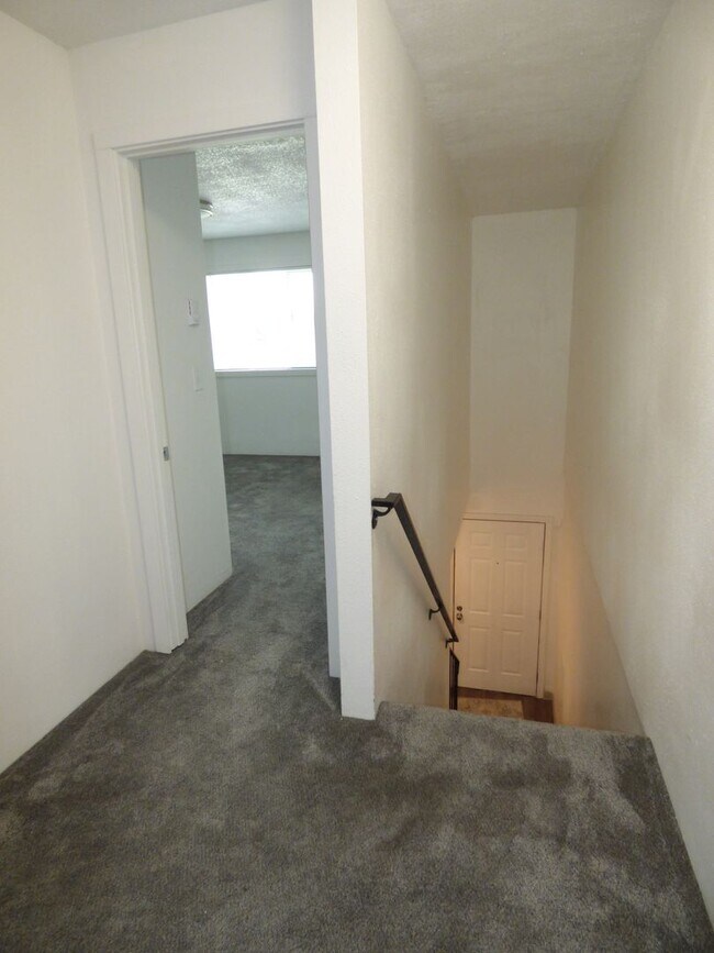 Building Photo - Rent Special: 1/2 Off May's Rent - 2 bed Townhome