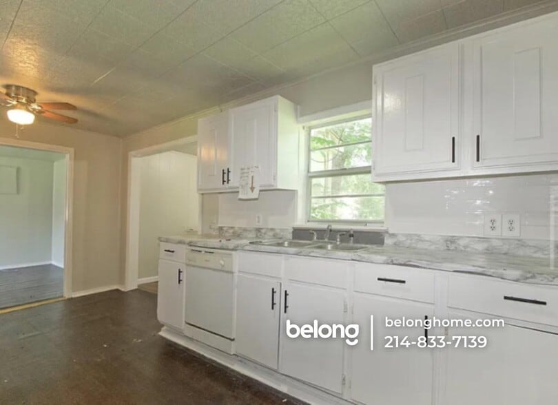 Building Photo - 901 N Howeth St