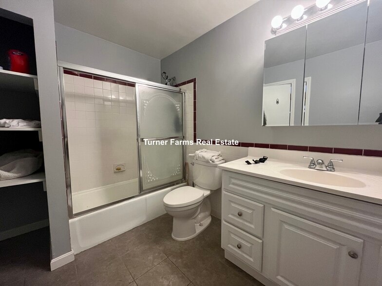 Building Photo - 8 Centre St