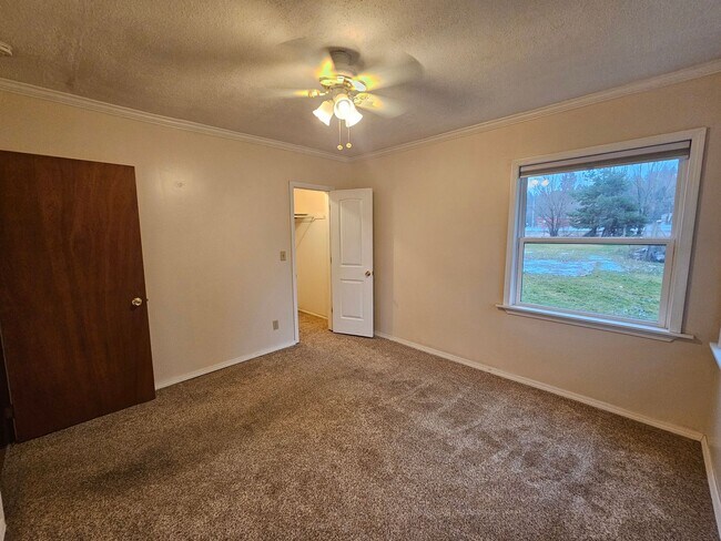Building Photo - 3710 E Chattaroy Rd