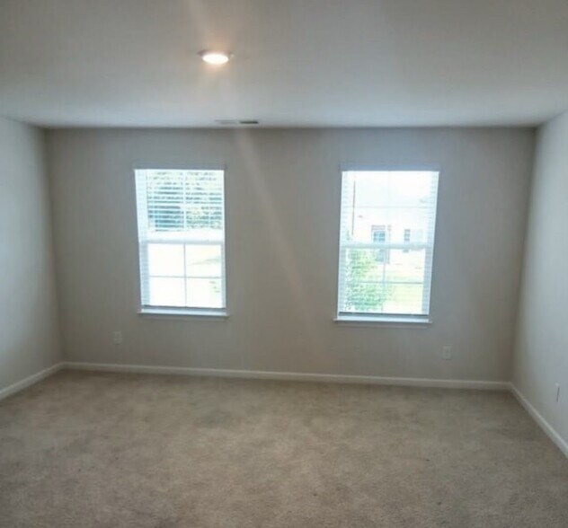 Building Photo - 271 Lilys Pl