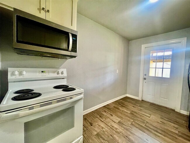 Building Photo - 6803 Bloom Dr