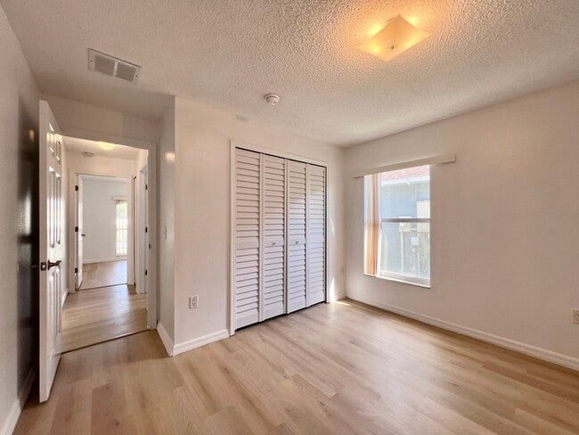 Building Photo - Beautifully Updated 3 bedroom 2 bath home ...