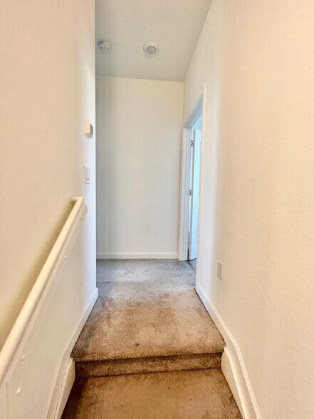 Building Photo - 575 NE 208th Ter