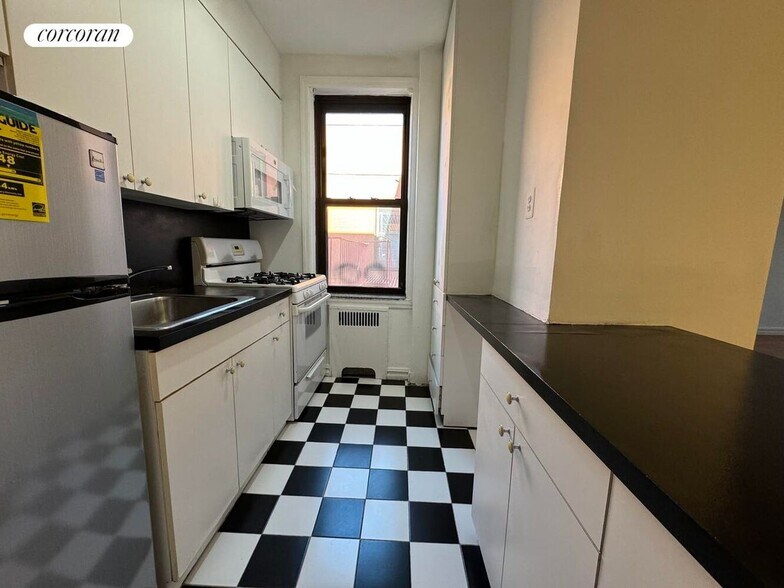 Building Photo - 47-55 39th Place 6H