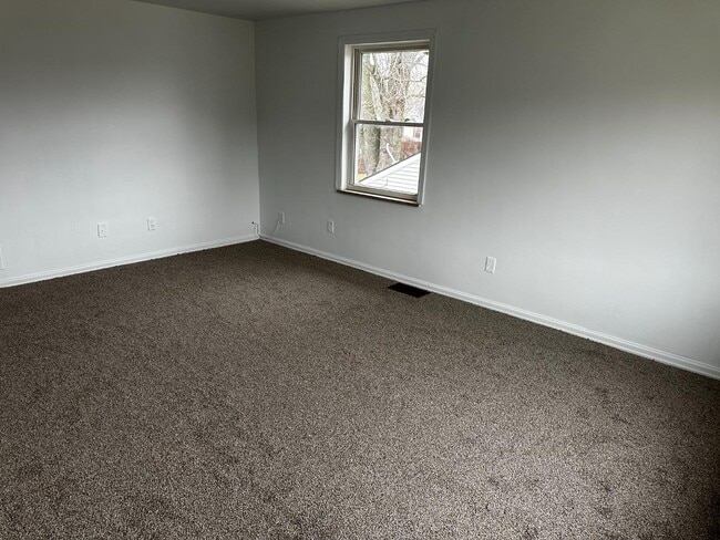 Building Photo - 9070 Lew Wallace Dr