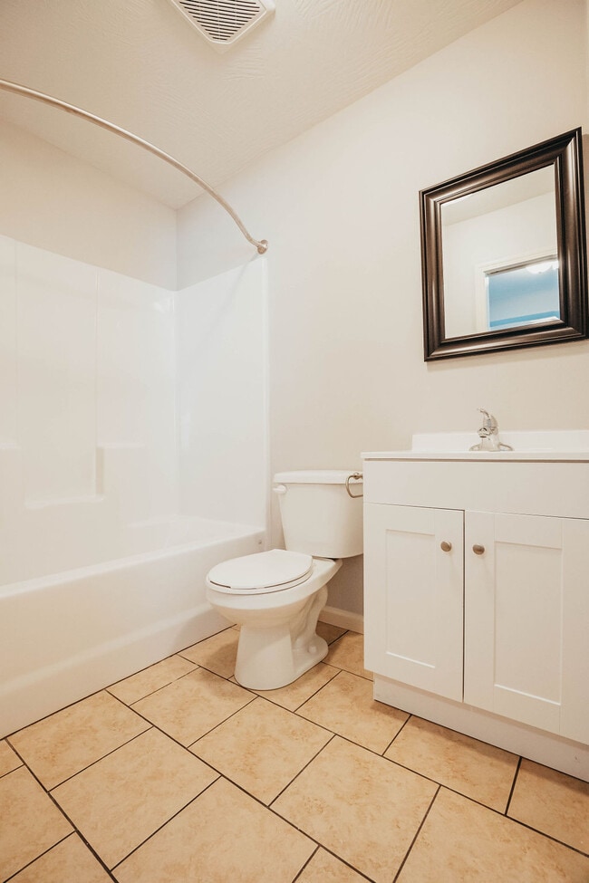 Building Photo - 1337 S Florence Ave