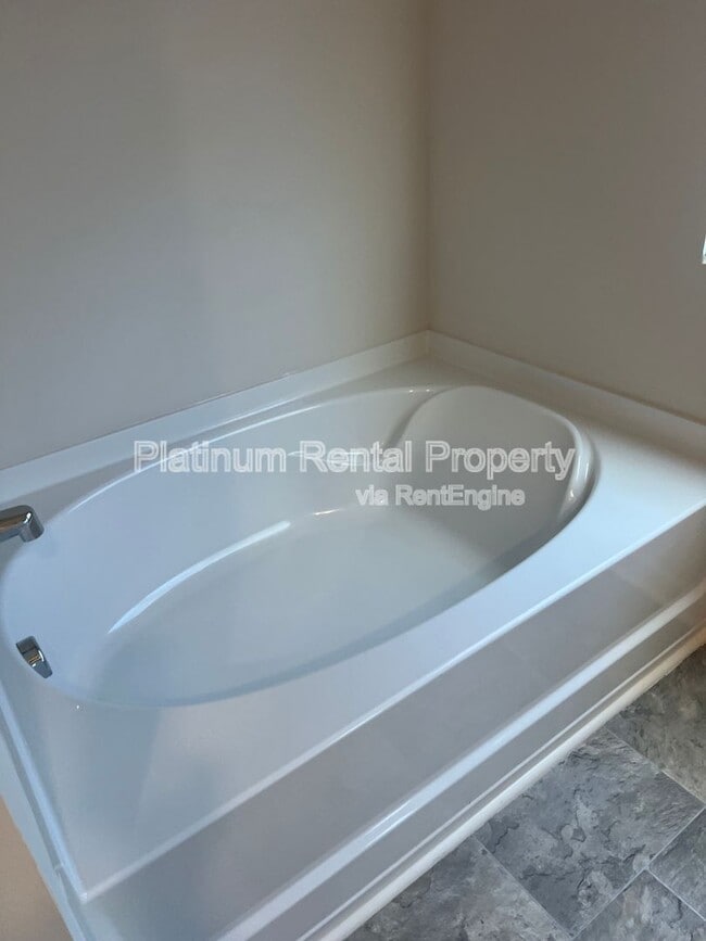 Building Photo - 488 Stoneybrook Dr