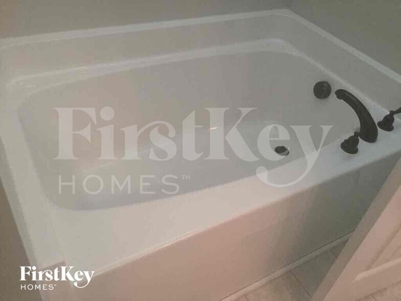 Building Photo - 320 Nelson Ln