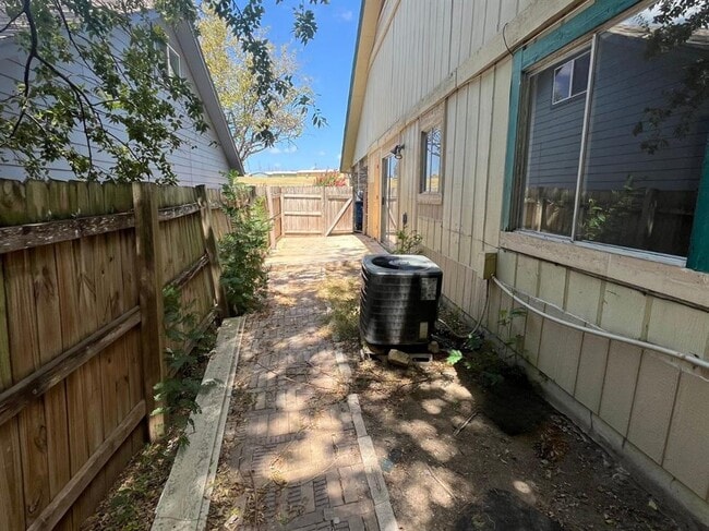 Building Photo - 9515 Aberdeen Way