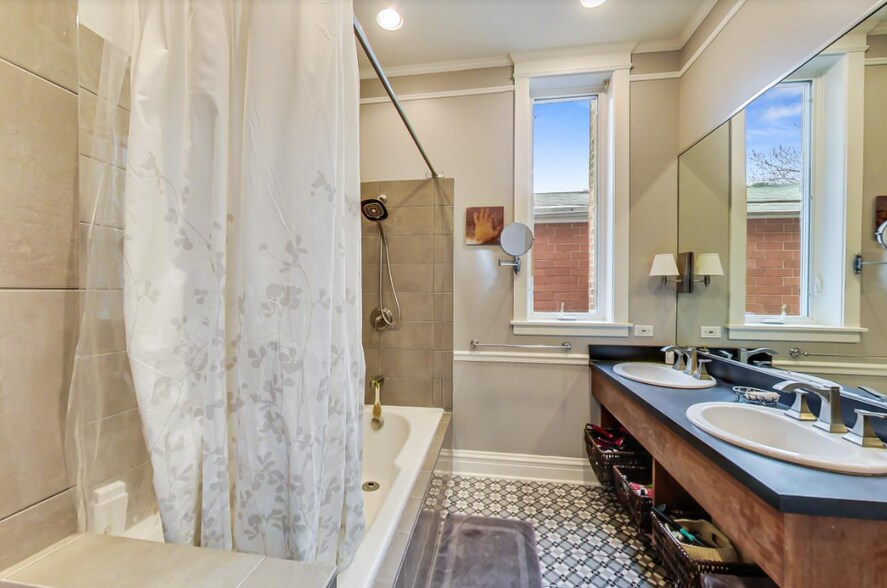 Upsatirs bathroom - 719 S Claremont Ave