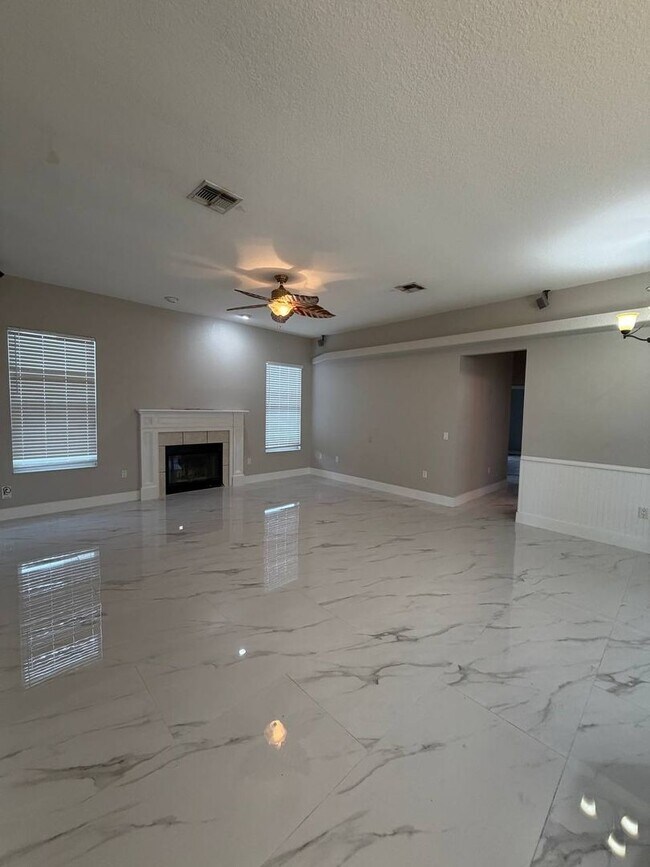 Building Photo - Welcome to your private Florida retreat in Lakeland!