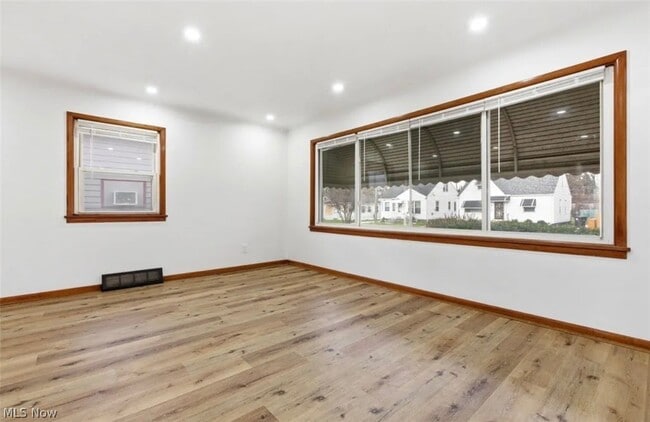 Building Photo - 4422 E 141st St