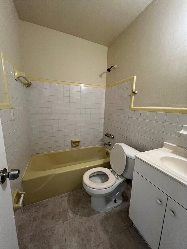 Building Photo - 437 NW 9th Ave