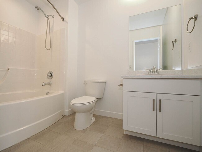 Building Photo - 3 Bedroom, 2.5 Bathroom Riverton Town Home