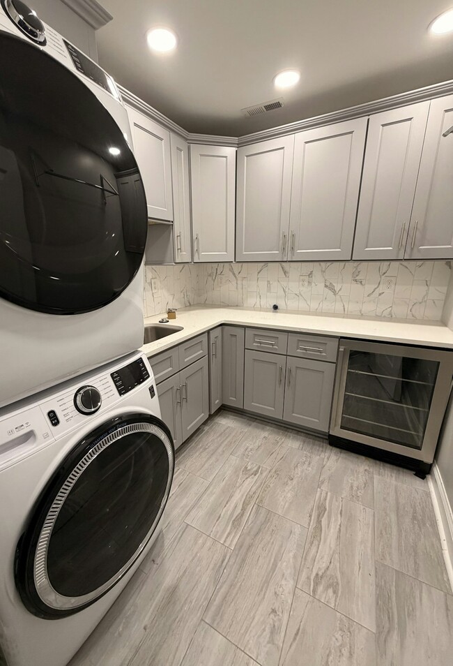 Building Photo - 6258 Cloverdale Dr