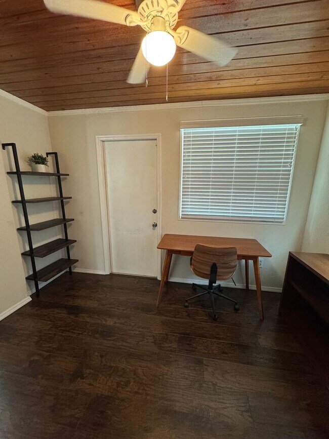 Building Photo - Charming Home, Fenced Backyard, Near Downtown