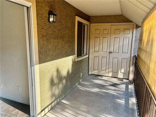 Building Photo - 5044 River Glen Dr