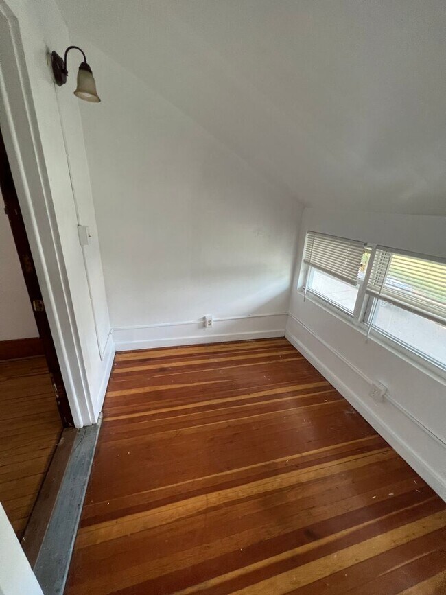 Building Photo - 3 Bed 1 Bath Single Family House 13 Essex St.