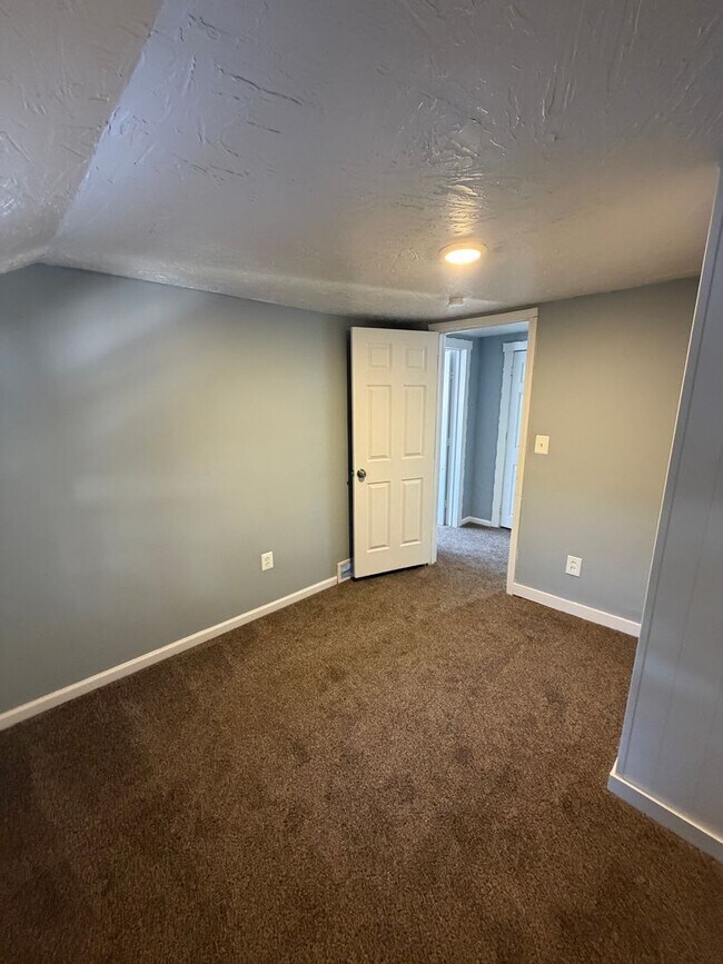 Building Photo - Spacious 4-Bedroom Barberton Home – Open House Wednesday, February 11th!