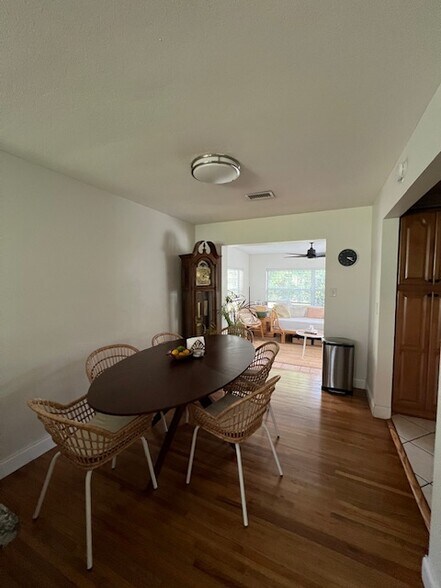 Ding room next to the kitchen for easy entertaining. - 30 W Par St