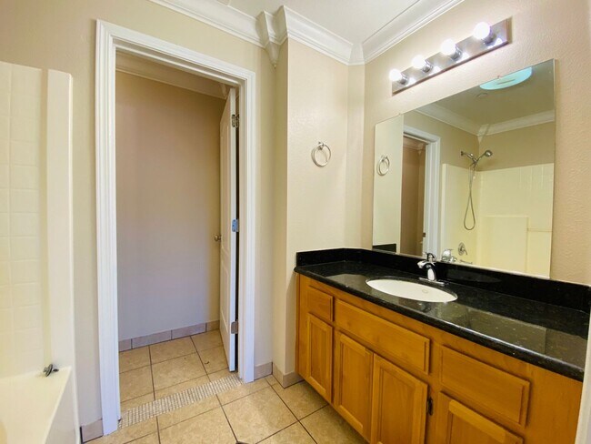 Building Photo - Lovely Galt Townhouse