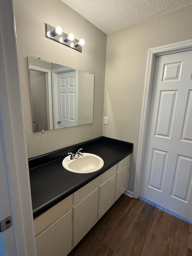 Building Photo - Looking for a comfortable place to call home? We have a great 2 bed, 1.5 bath home!
