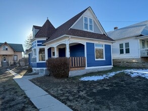 Building Photo - 5bed 2bath Victorian Home