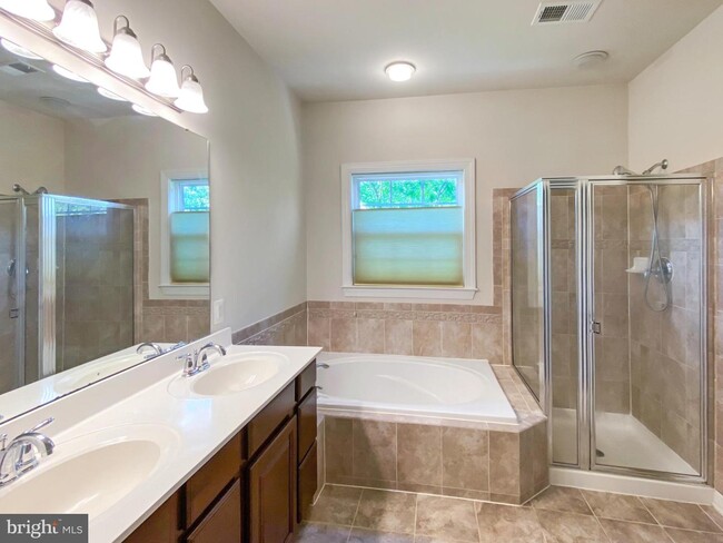 Building Photo - 9706 Braidwood Ter