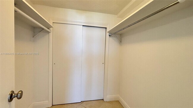 Building Photo - 4117 Bougainvilla Dr
