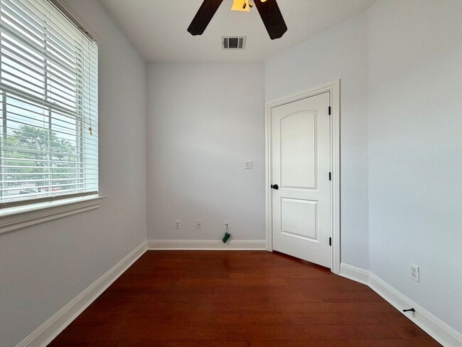 Building Photo - 1402 Parker Ln