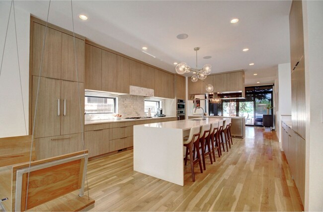 Building Photo - Luxury Living in the heart of Platte Park,...