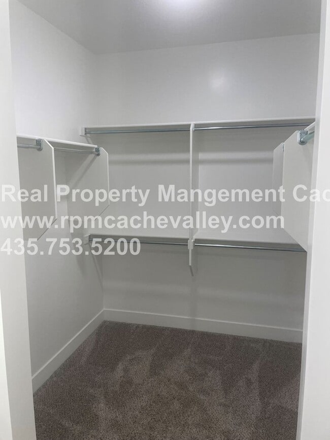 Building Photo - 472 W 40 S