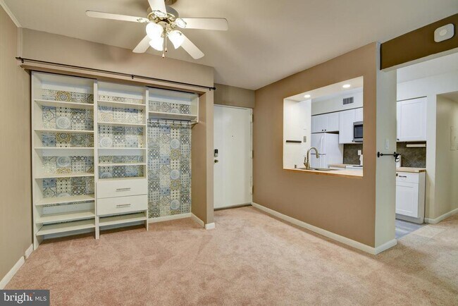 Building Photo - 5806 Royal Ridge Dr