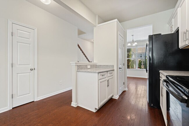Building Photo - 2be / 2.5ba Townhome Near Hope Valley Farms!
