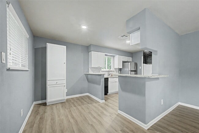 Building Photo - 6343 Maple Hill Dr