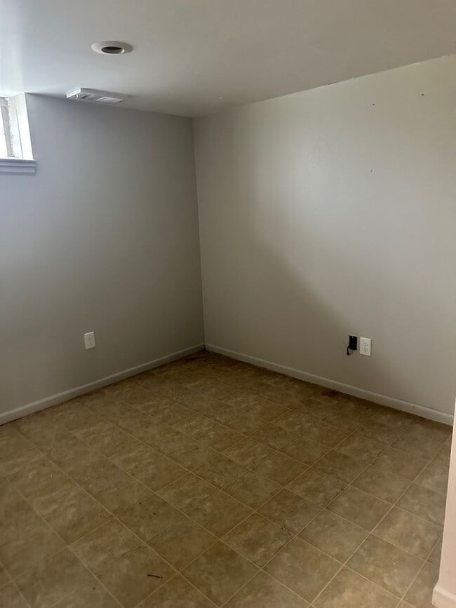 Building Photo - 3 bdrm with finished basement!