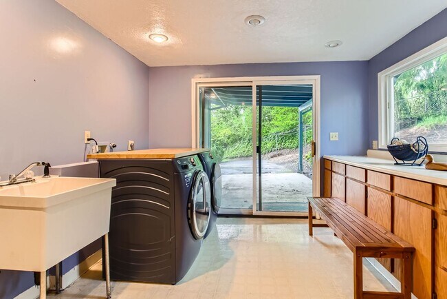 Building Photo - Single Family Home in West Linn with a Won...
