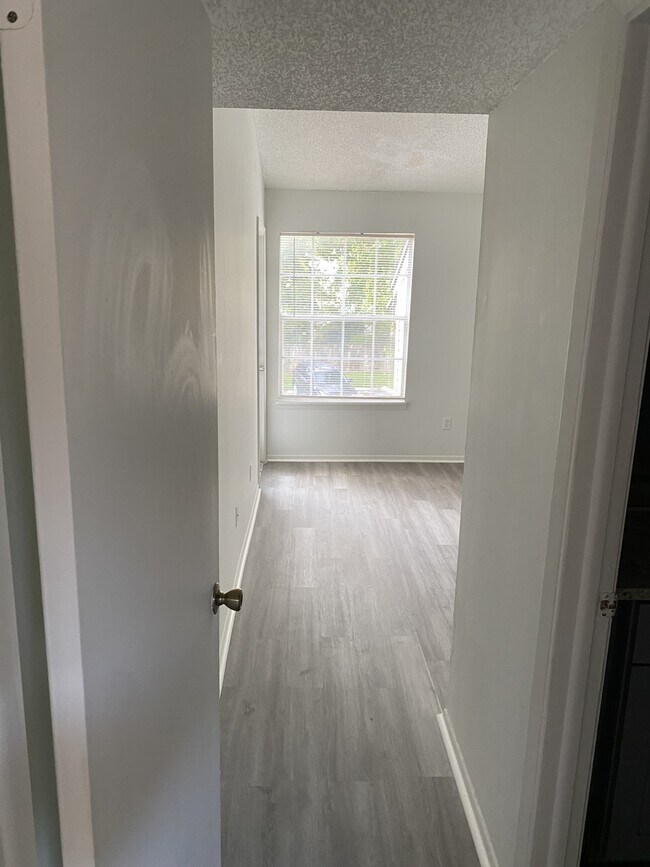 Building Photo - 1956 Lake Atriums Cir