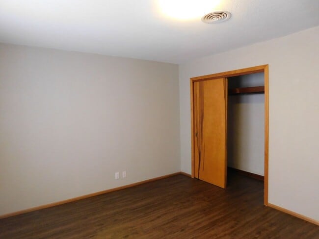 Building Photo - Spacious & remodeled 2 bedroom/1 bath dupl...