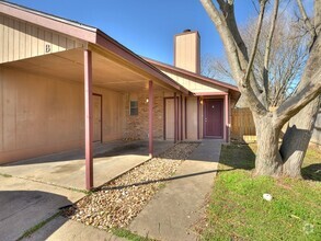 Building Photo - Updated duplex near Downtown Austin