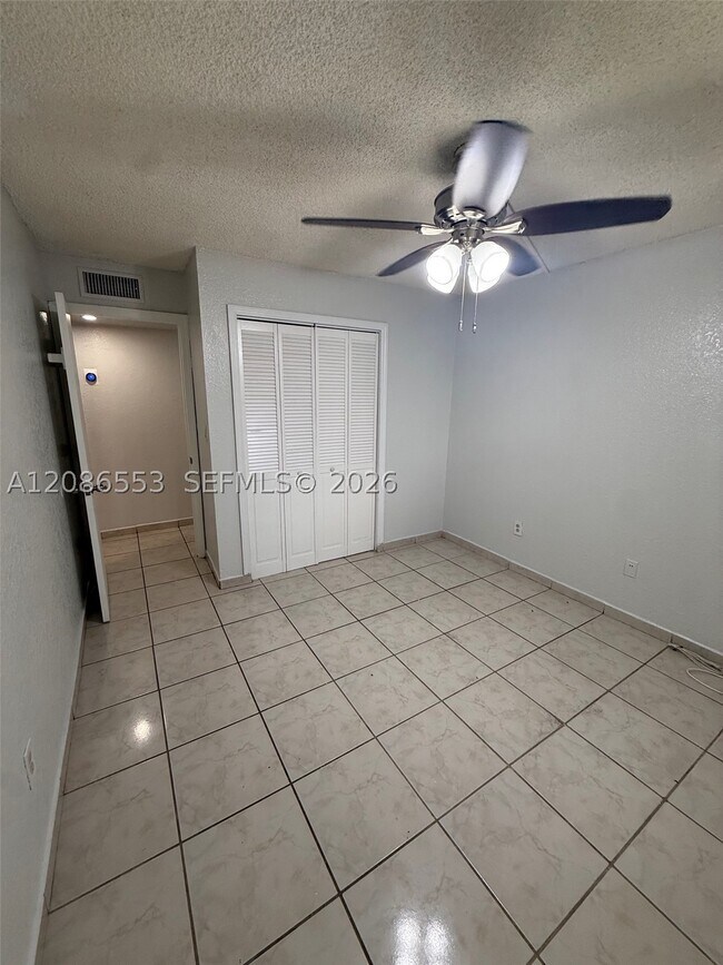 Building Photo - 606 W 81st St