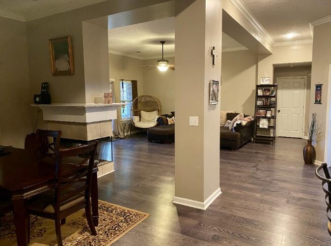 Dining/Living Room - 1079 E Poplar St