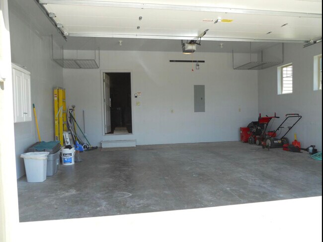 Building Photo - 692 Westgate Ave